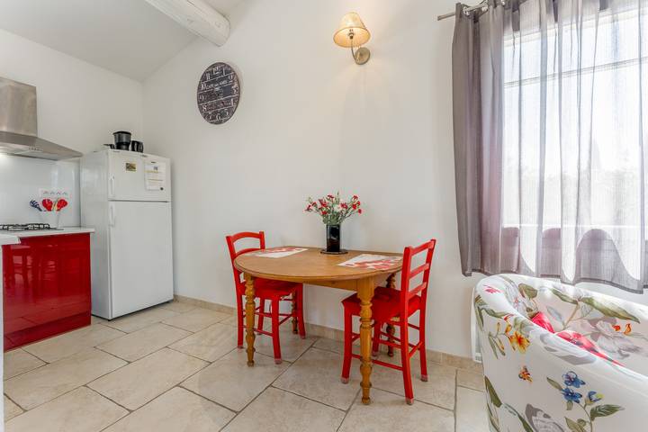 Monolocale intero, Studio "Gîte le Petit Luberon - Coquelicot" con vista montagna, Wi-Fi e aria condizionata in Cabrières-d'Avignon, Parco naturale regionale del Luberon