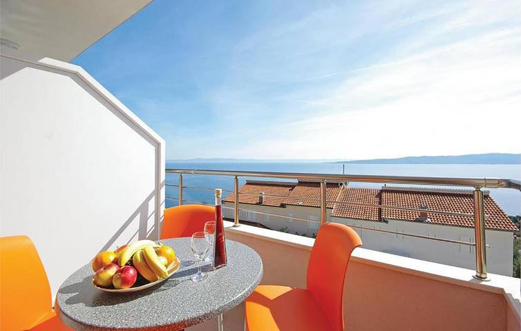 Ganze Ferienwohnung, Gemütliche Ferienwohnung mit Meerblick, Pool, Parkplatz und Terrasse – 800 m vom Strand entfernt in Punta Soline, Brela