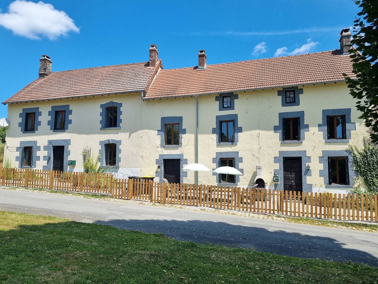 Maison de campagne « Meadow View - Grande Gîtes » avec piscine privée, terrasse et Wi-Fi in Janaillat, Région de Guéret