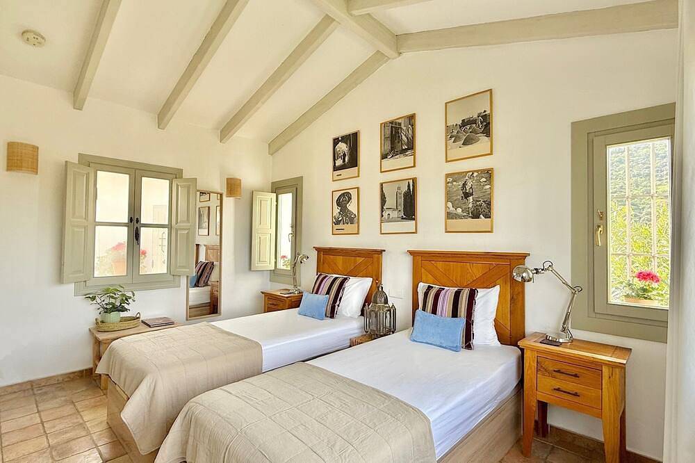 Andalusian private villa with pool and Views, A/C & Wifi in Guaro, Sierra de las Nieves