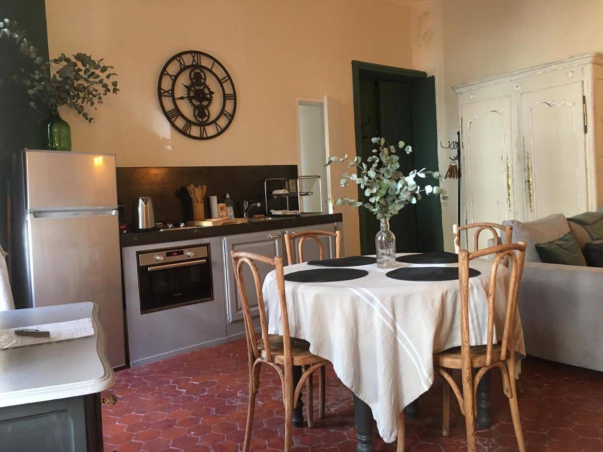 Appartement entier, One-Bedroom Apartment in Lourmarin, Parc naturel régional du Luberon