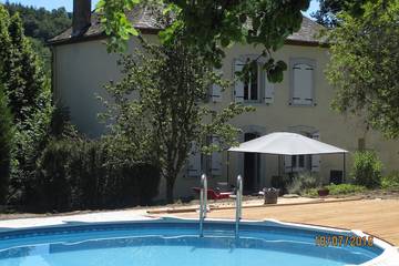 Gîte pour 10 personnes, avec jardin à Ydes