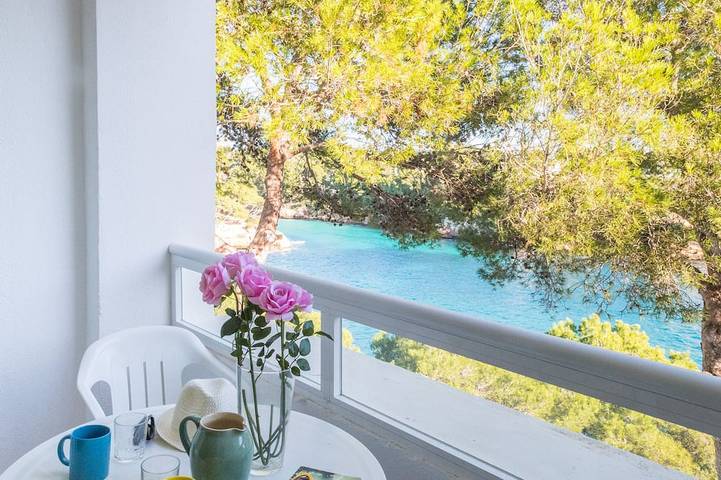 Apartment for 6 people, with balcony and pool as well as garden in Cala Ferrera