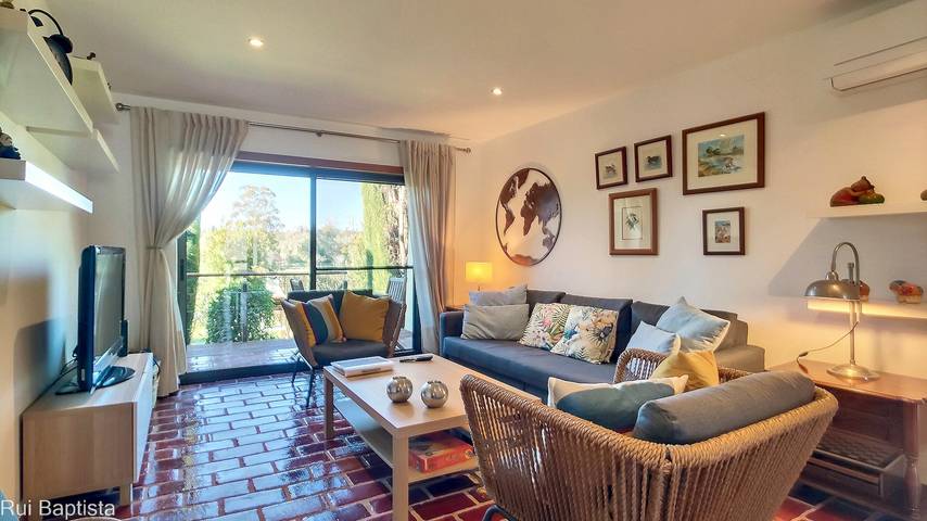 Appartement entier, Appartement "Arrancada 14" avec vue sur les montagnes, Wi-Fi et climatisation. in Pêra, Alcantarilha e Pêra
