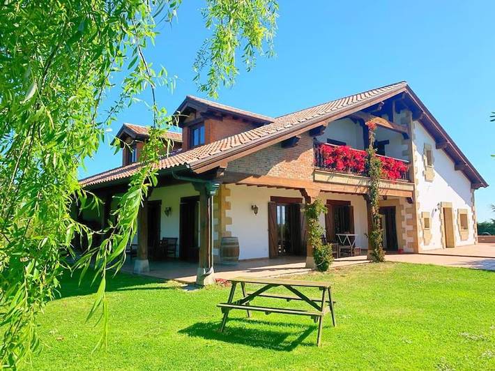 Casa rural para 21 personas, con piscina además de vistas y jardín en Comarca de Santander