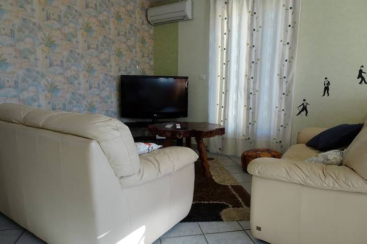 Location de vacances pour 4 personnes, avec terrasse ainsi que jacuzzi et jardin à Aydat - 4