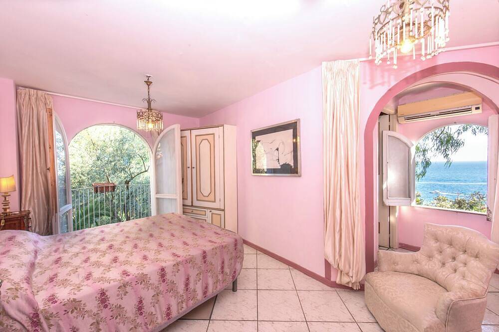 Villa Alba with a sea view in Furore, Amalfiküste