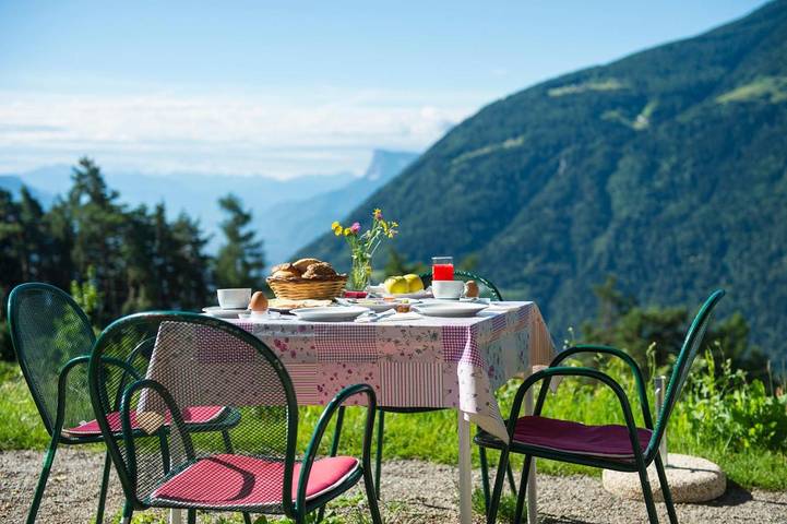 BnB für 2 Personen, mit Balkon und Terrasse sowie Garten und Ausblick in Algund