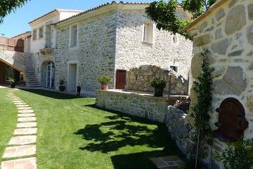 Gîte pour 2 personnes, avec terrasse ainsi que jacuzzi et piscine à Vacquières