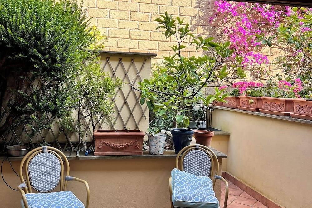 Entire apartment, Beautiful 1 bed apartment, sleep 4, 3 min to beach on foot, garage A/C and lift. in Castiglione della Pescaia, Grosseto Province