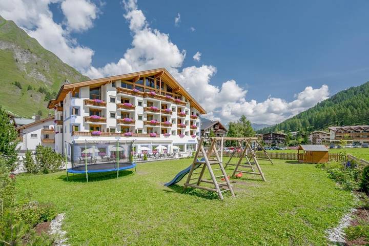Hôtel pour 2 personnes, avec jacuzzi et sauna ainsi que jardin et piscine