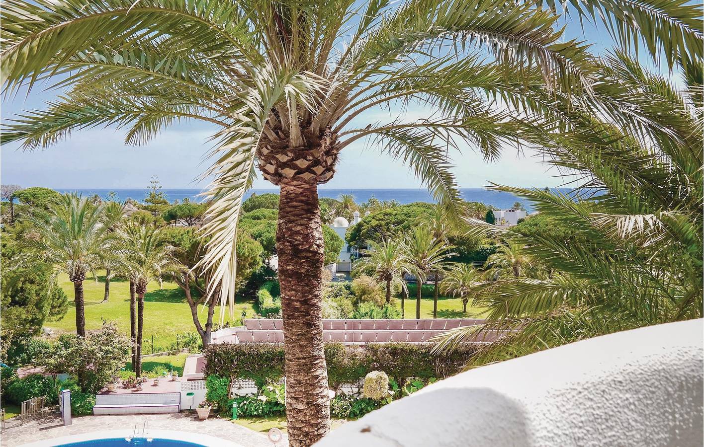 Entire holiday apartment, Sea View Apartment with Parking, AC, Pool & Terrace. in Marbella East, Marbella
