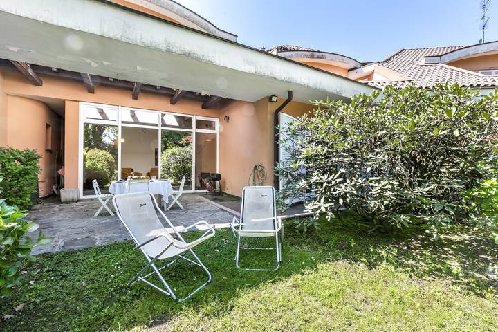 Gîte pour 4 personnes, avec piscine et balcon, adapté aux familles dans Ispra