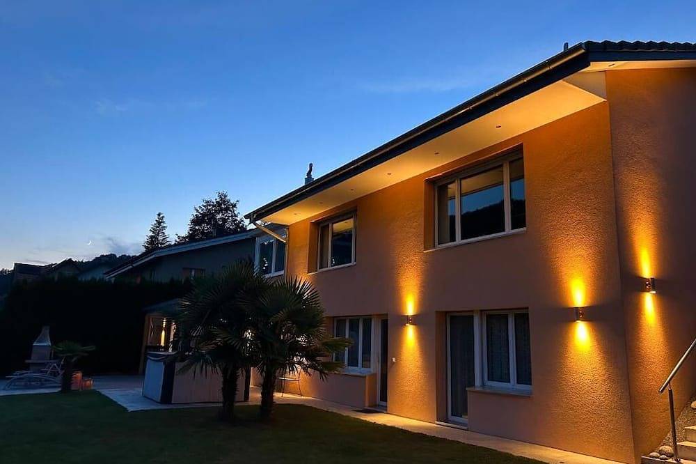 Apartamento entero, Terraza con jacuzzi y ducha de sensaciones con vistas de bosques y prados in Aargau-Basel