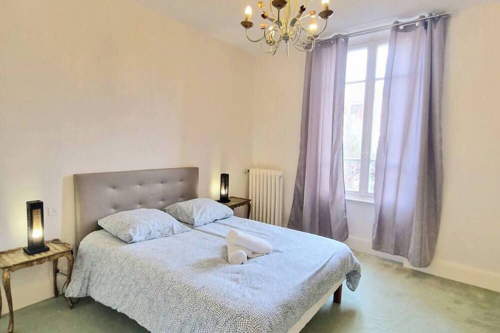 Entire apartment, Charming apartment/terrace in the center of town in Clermont-Ferrand, Volcans d'Auvergne Regional Nature Park