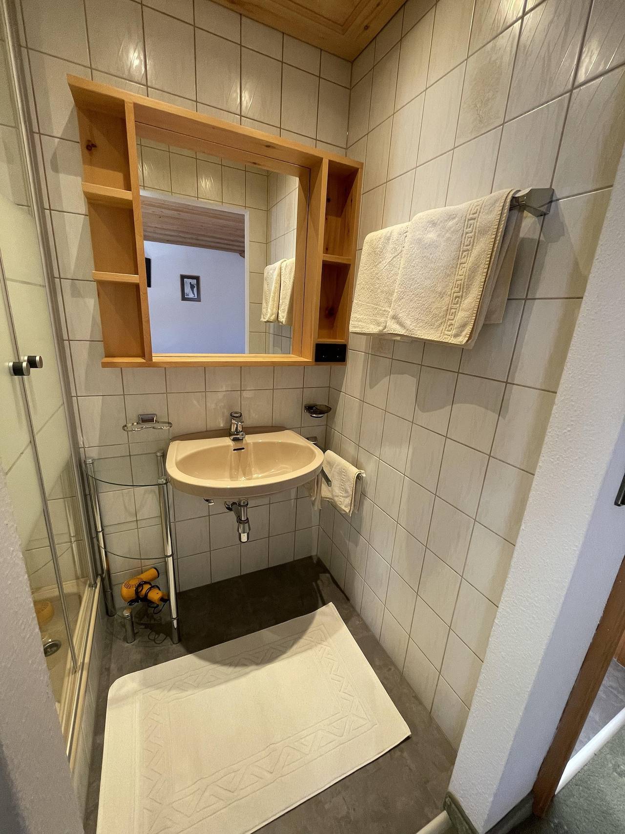 Ganze Ferienwohnung, Doppelzimmer Nr.2 mit Zusatzbett, Dusche, Wc in Lechtaler Alpen, Sankt Anton am Arlberg