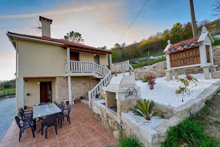 Casa de vacaciones para 8 personas, con Balcón y Terraza además de Jardín y Piscina en Mondariz