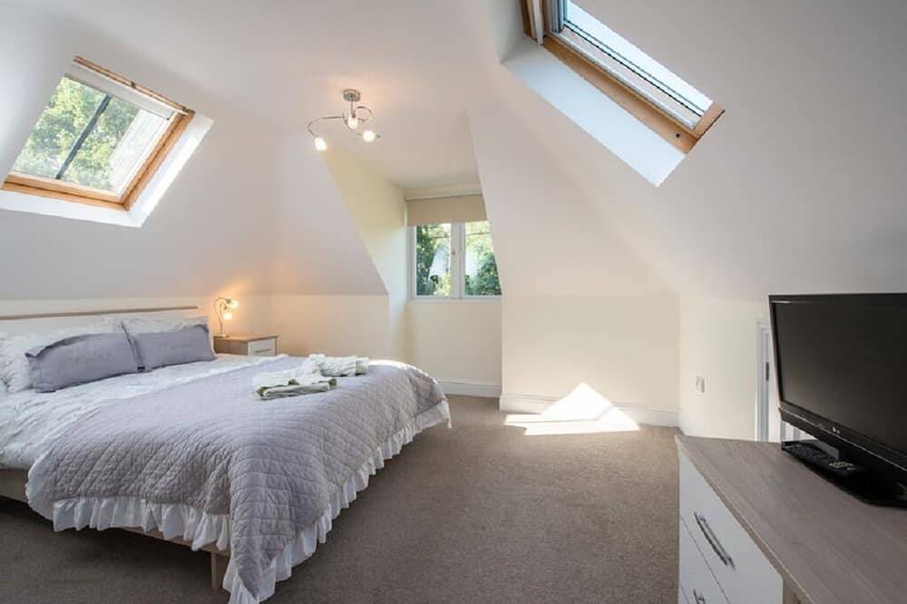 New Forest cottage, sleeps up to 10. Looks directly on to the Forest in Brockenhurst, Hampshire
