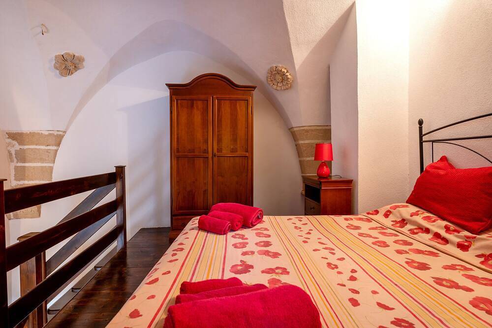 Casa vacanze \"La Corte Dei Templari Marzia\" con terrazza e Wi-Fi; animali domestici ammessi in Maruggio, Golfo di Taranto