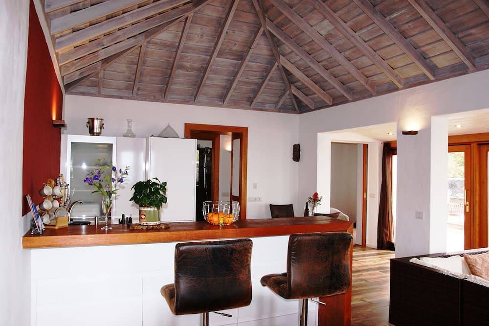 Romantic chill-out villa with infinity pool and panoramic sea views on the coast in Puntagorda, La Palma North