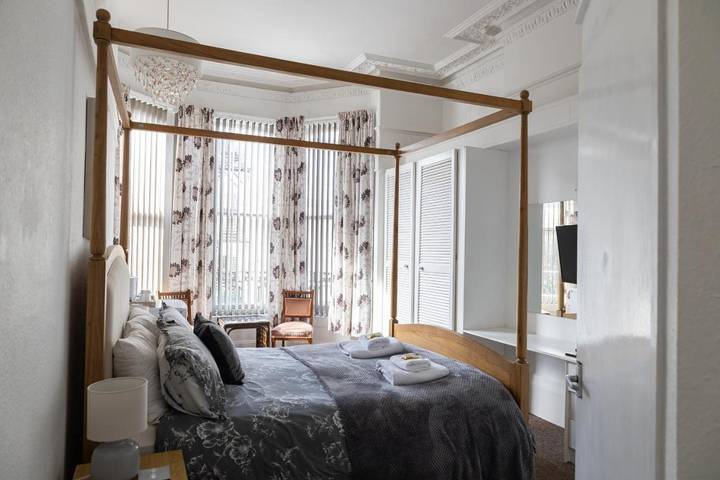 Bed and breakfast for 2 people, with pets in Scarborough