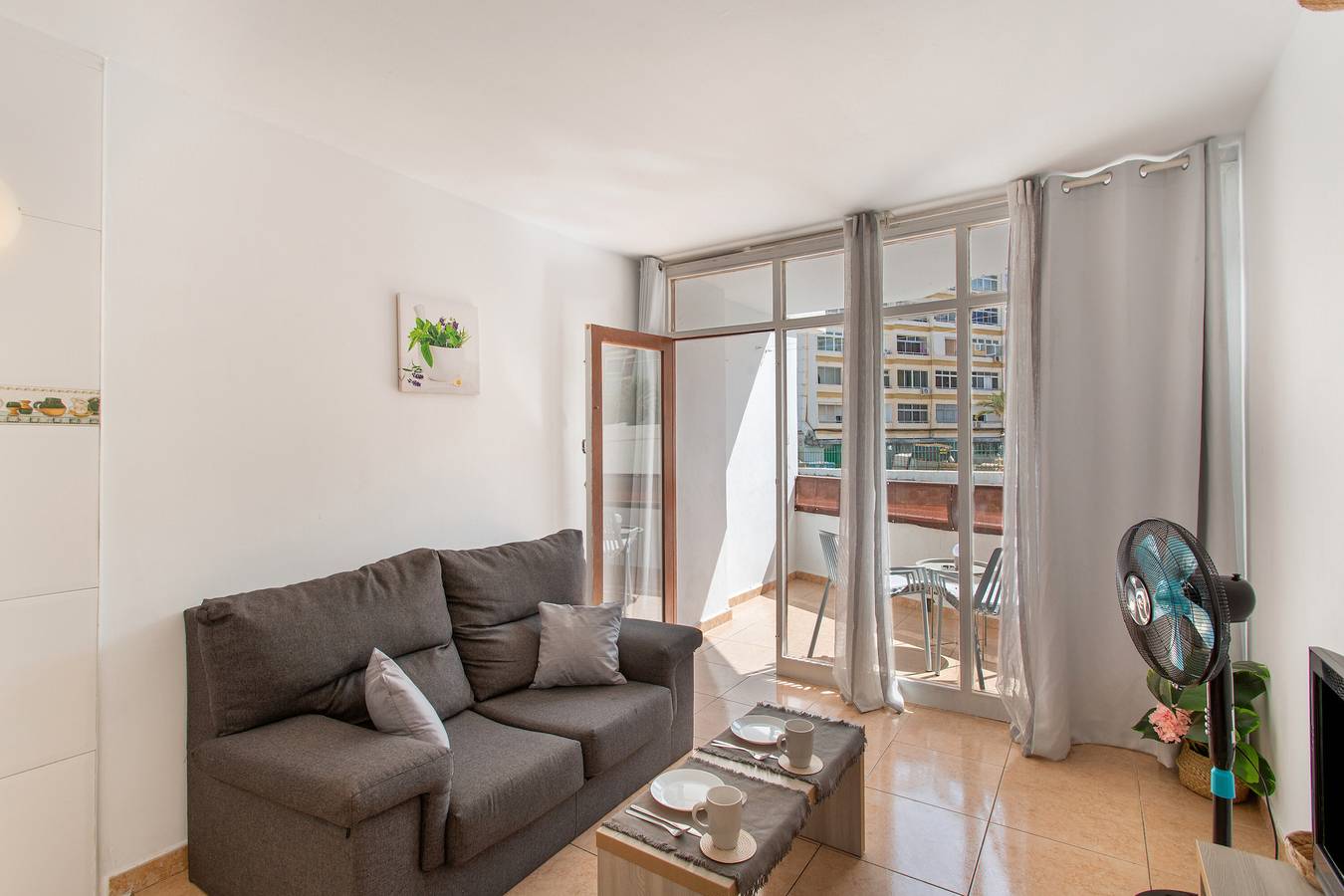 Geheel appartement, Vakantie 'Las Olas' met gedeeld zwembad, gedeeld terras en Wi-Fi in Maspalomas, San Bartolomé de Tirajana