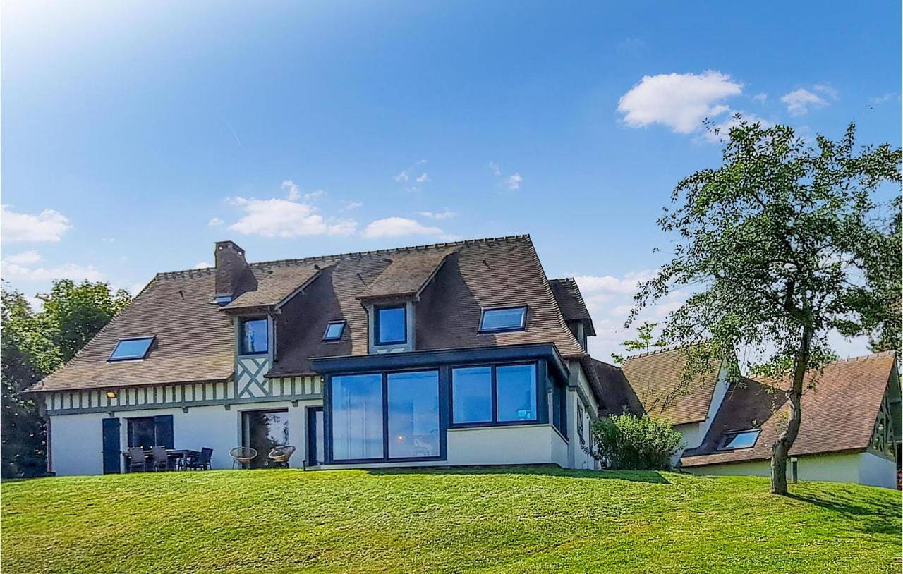 Nice Home In Cricquebuf With Wifi And 5 Bedrooms in Cricquebœuf, Région de Lisieux