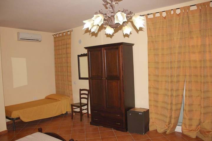 Chambre d’hôte pour 3 personnes, avec terrasse et vue, animaux acceptés à Trabia - 2