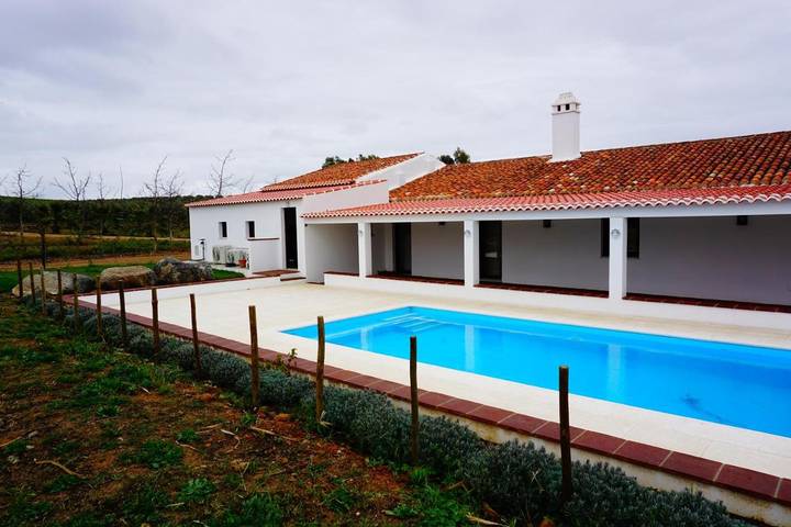 Apartamento para 6 personas, con piscina además de vistas y jardín en Serpa