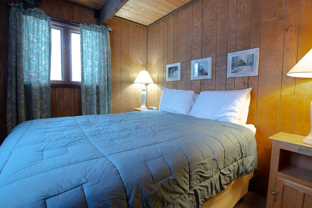 Ein charmantes Ferienhaus in einer bewaldeten Umgebung mit gemütlichem Dekor und erlaubt Hunde in Gogebic County