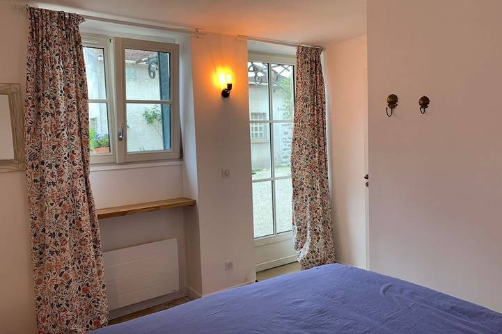Appartement entier, Maison en pierre avec terrasse dans une cour fermée au cœur d'un beau village in Moigny-sur-École, Parc naturel régional du Gâtinais français