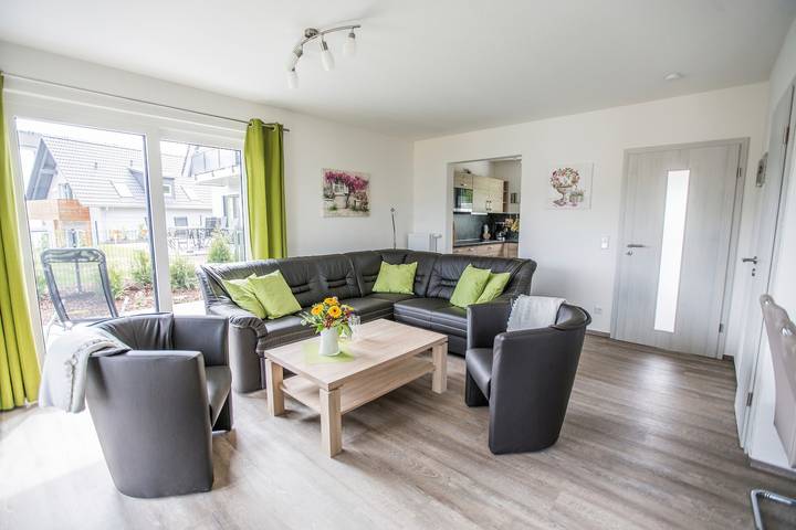 Ferienhaus für 7 Personen, mit Seeblick und Garten sowie Terrasse und Sauna in Röbel-Müritz - 2