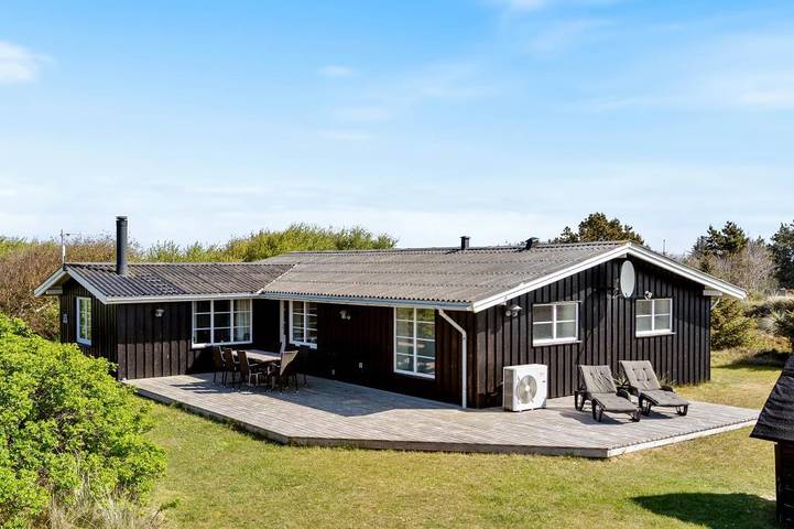 Ferienhaus für 6 Personen, mit Balkon/Terrasse und Terrasse sowie Garten und Pool in Sondervig