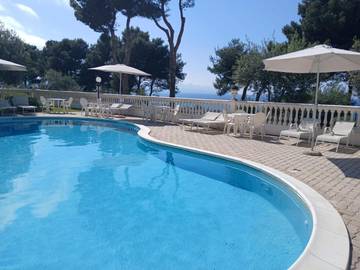 Gîte pour 4 personnes, avec jardin ainsi que piscine et vue, adapté aux familles à Trappeto