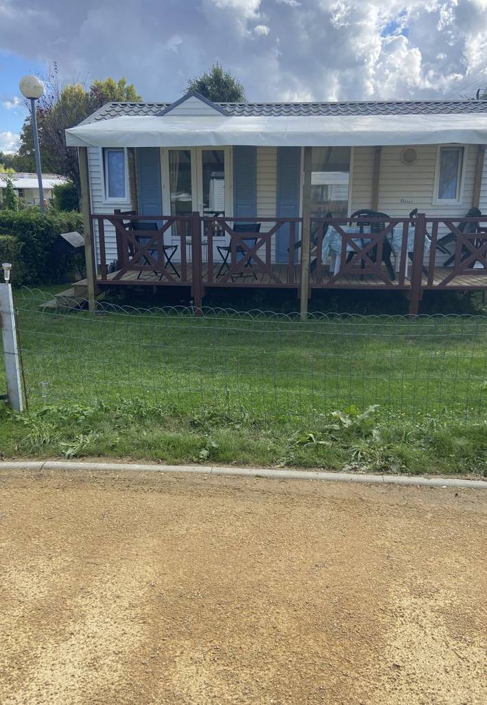 Mobil home pour 4 personnes, avec piscine et jacuzzi ainsi que terrasse et jardin, animaux acceptés - 1