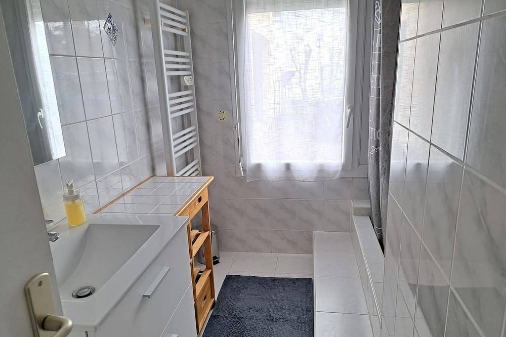 Appartement entier, Appartement confortable  dans villa avec jardin à 350 m plage et commerces in Saint-Aubin-sur-Mer (Calvados), Région de Caen