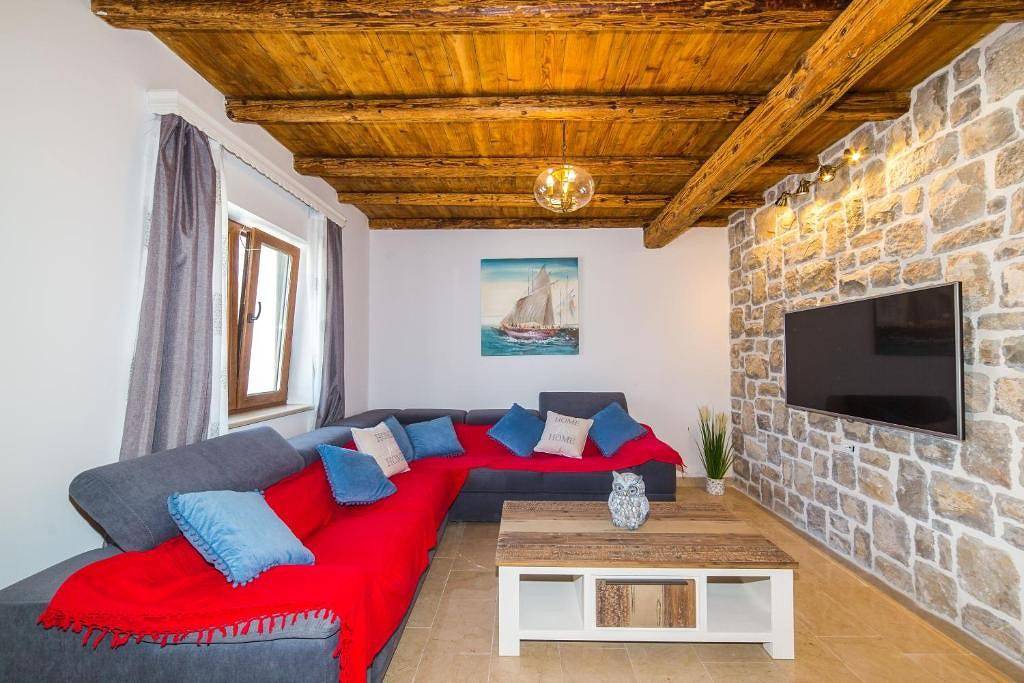 Seaside Haven – Beachfront House with Jacuzzi in Drvenik Veliki, Drvenik Mali und Veli