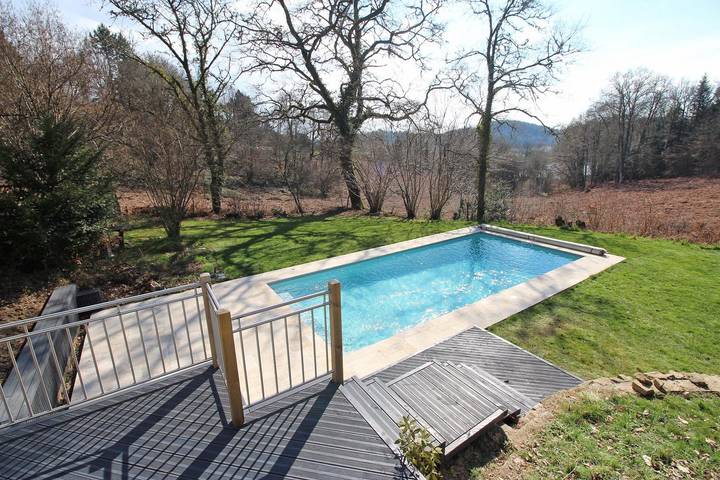 Gîte pour 6 personnes, avec piscine ainsi que jardin et terrasse à Thouron