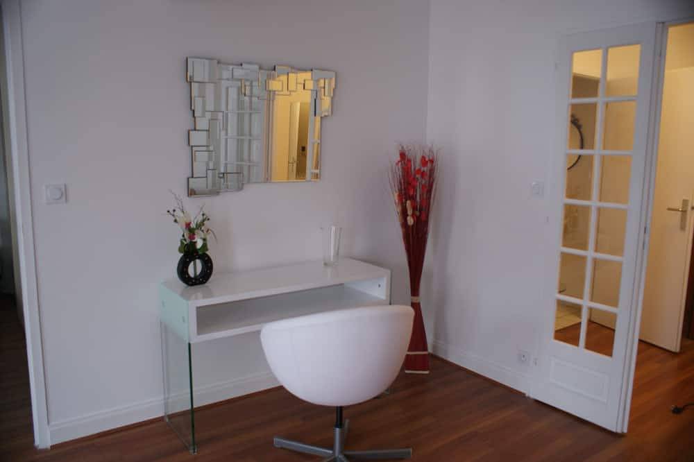 Entire apartment, Grand T2 of 59m with private garden and parking in the historic center Dijon in Dijon, Dijon region