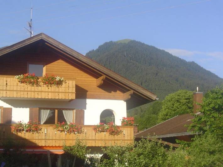 BnB für 3 Personen, mit Balkon und Terrasse sowie Garten und Sauna in Lenggries