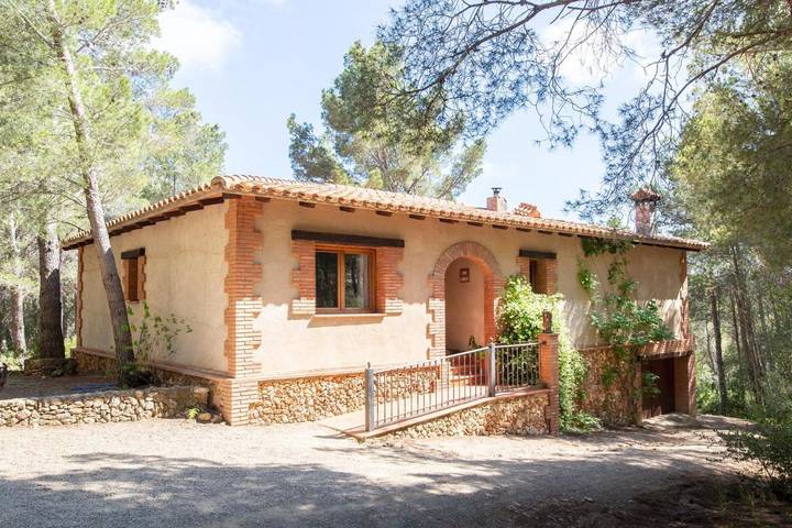 Casa rural para 8 personas, con vistas además de piscina y jardín en Vilanova de Escornalbou