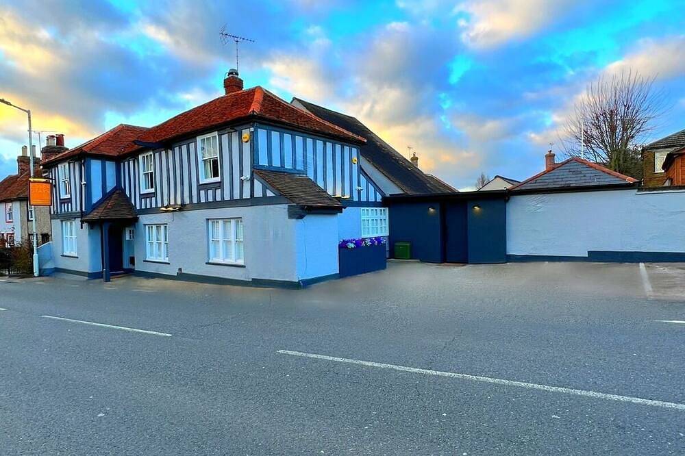 Awarded 'Best Boutique Stay' w/hot tub, bar and karaoke room in Chelmsford, Essex