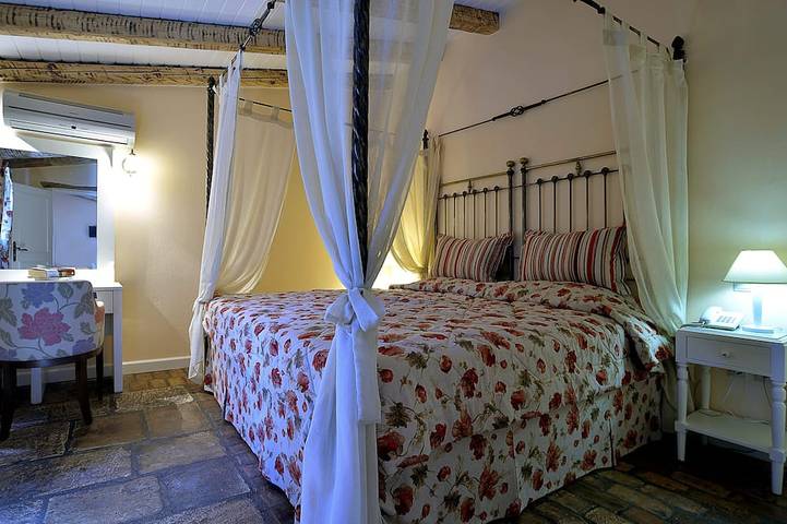 Bungalow für 4 Personen, mit Balkon und Garten sowie Pool auf Korfu