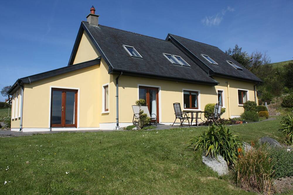 Pallas Lodge, Beara Peninsula, met uitzicht op Ardgroom Harbor en Kerry bergen in County Cork