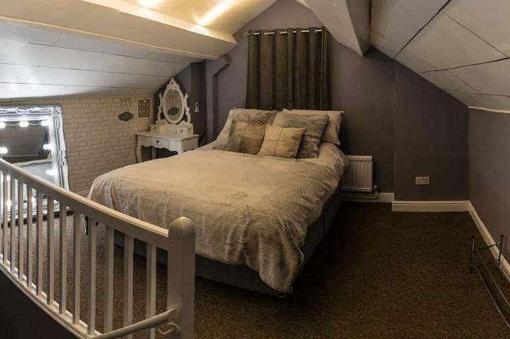 Appartement entier, Appartement unique au centre-ville / Climatisation / Terrasse privée sur le toit / Jacuzzi / 2 chambres in Loughborough, Heart of England