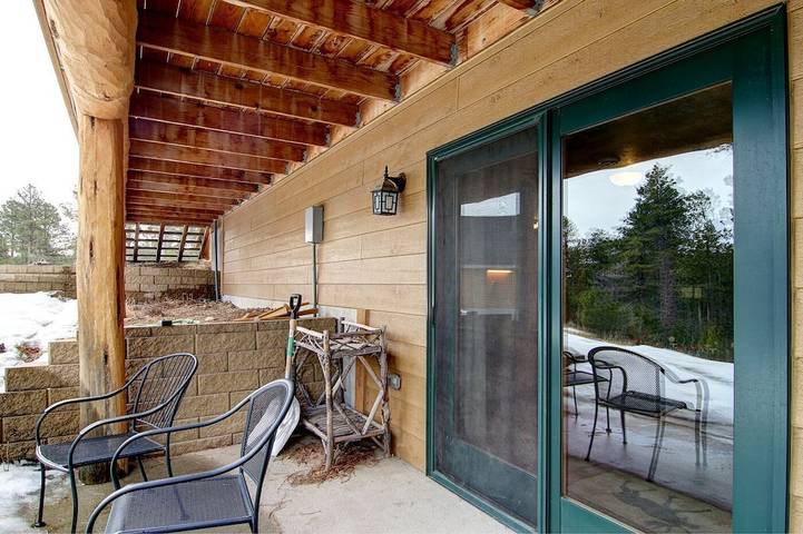 Log cabin for 13 people, with hot tub and balcony in Black Hills