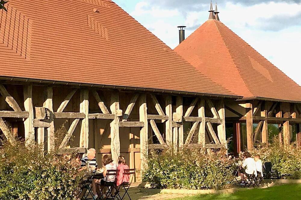 Casa rural tranquila con jardín y chimenea, 4 pers. in Montbeugny, Allier (desambiguación)