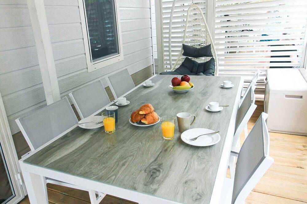 Mobilehome with air conditioning, terrace and pool in Duna Verde, Caorle