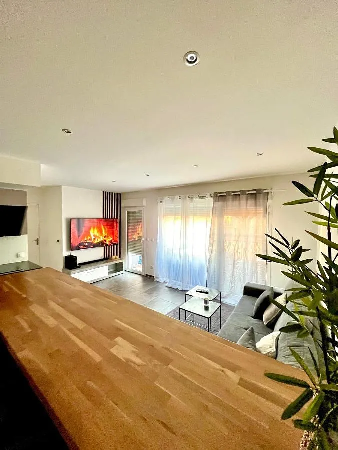 Apartamento de vacaciones para 6 personas, con jardín además de balcón y jacuzzi - 1