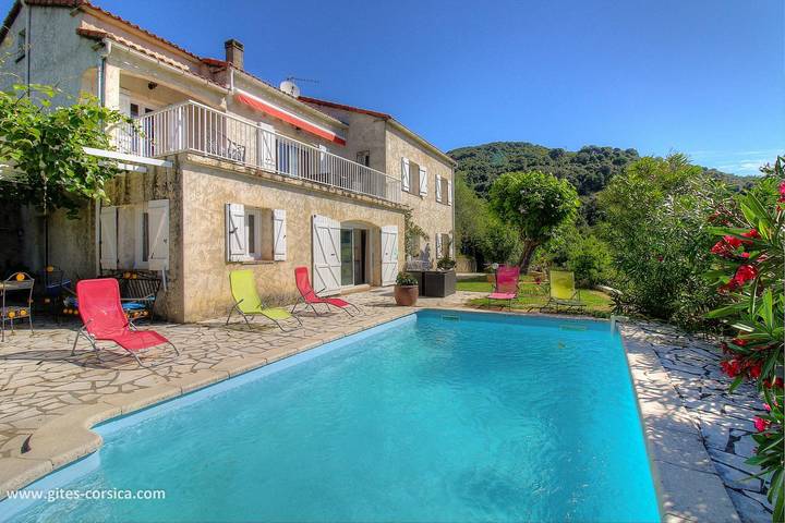 Gîte für 2 Personen, mit Terrasse und Garten sowie Pool und Ausblick auf Korsika